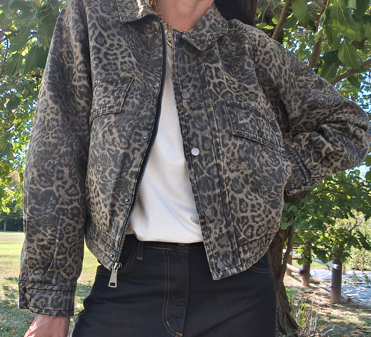 Giacca cropped leopardata slavata