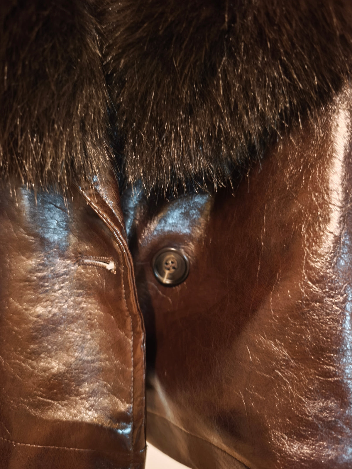 Giacca aviator cropped in faux leather con collo eco-fur rimovimile
