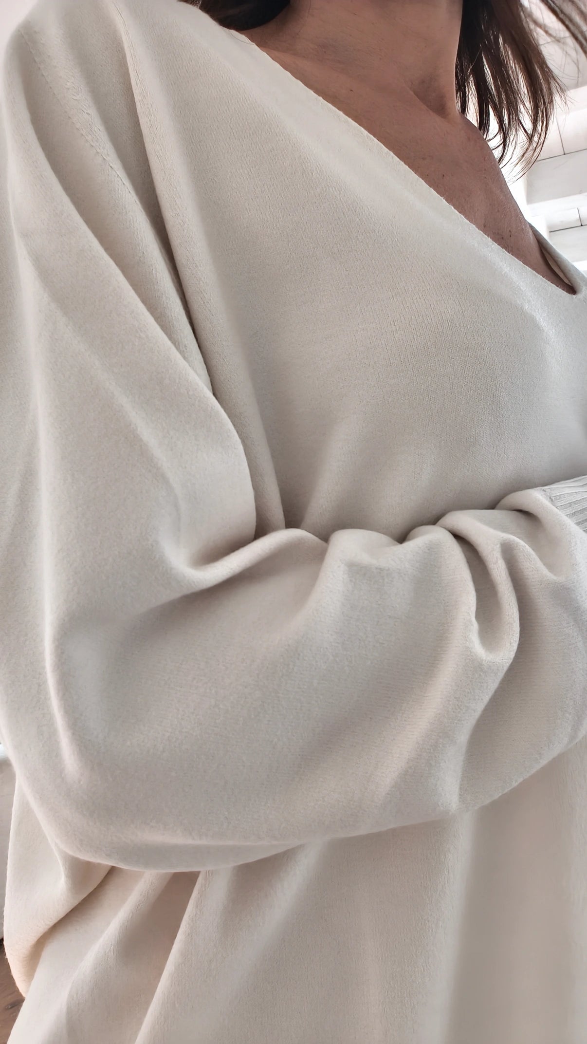 Maglia scollo V Siviglia, latte/grigio