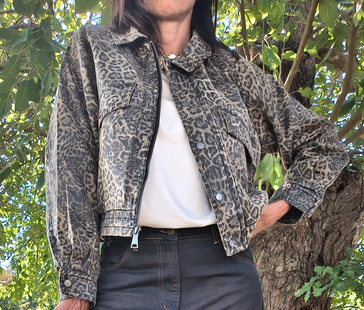 Giacca cropped leopardata slavata