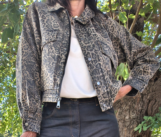 Giacca cropped leopardata slavata